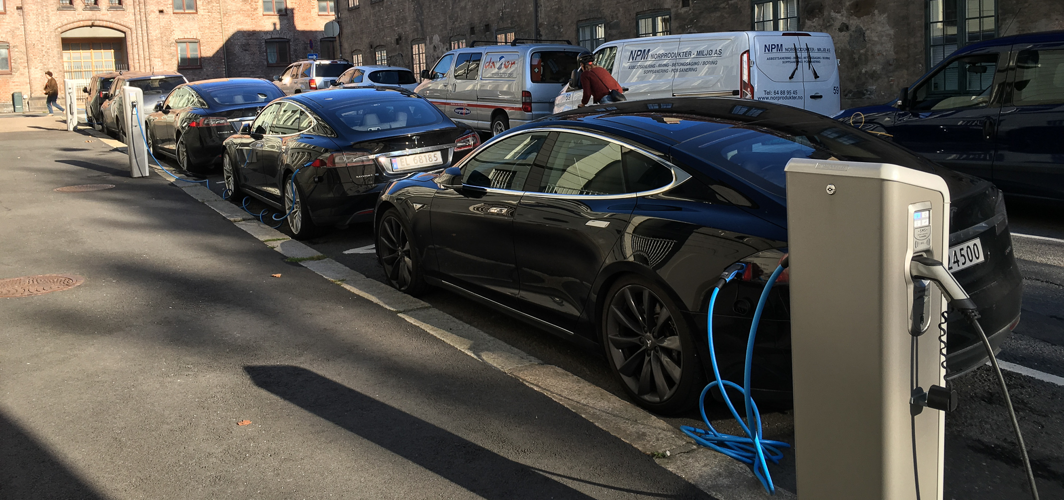 keine Strasse ohne Tesla in Oslo