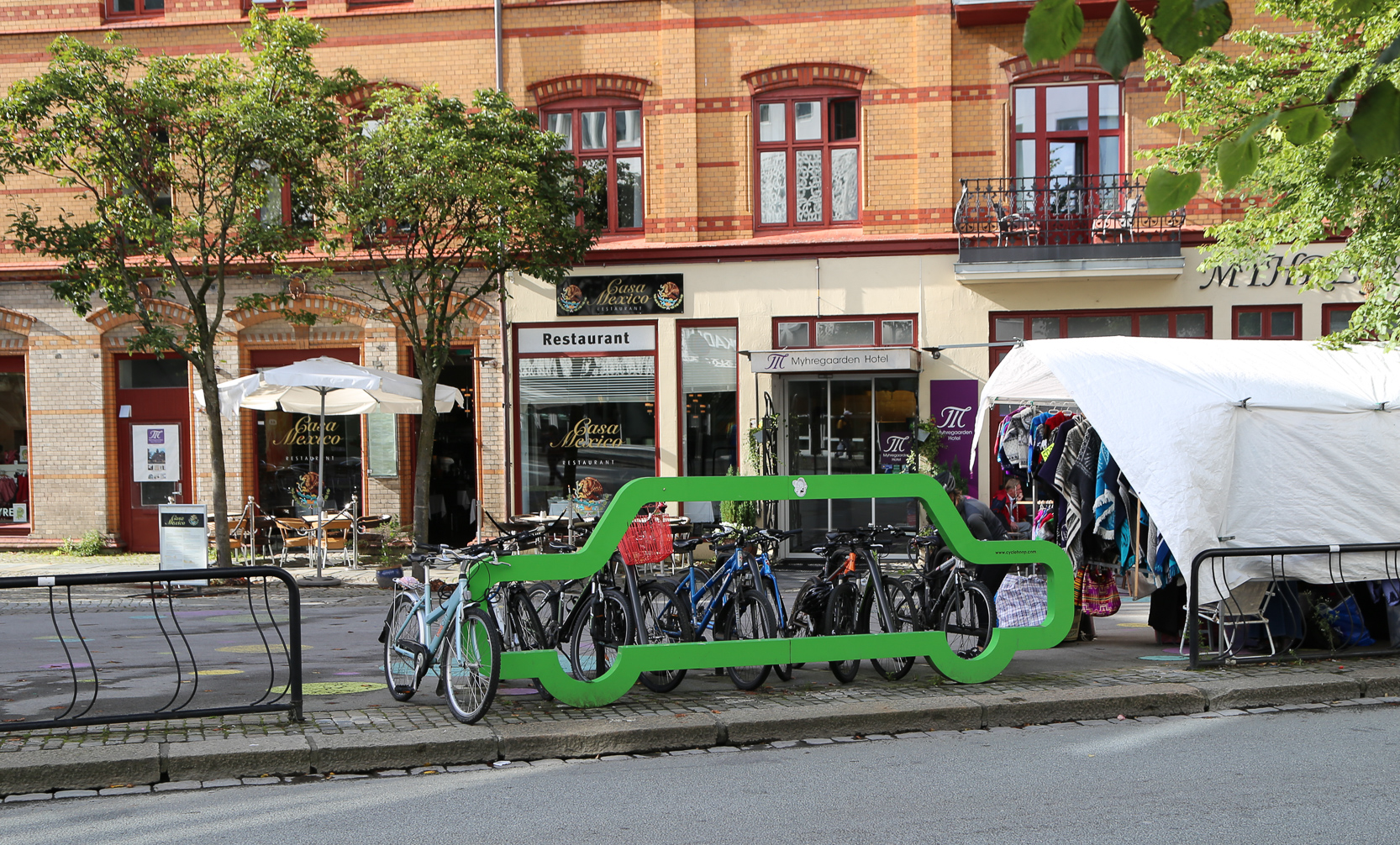 so viele Fahrräder passen auf die Stellfläche eines Autos!